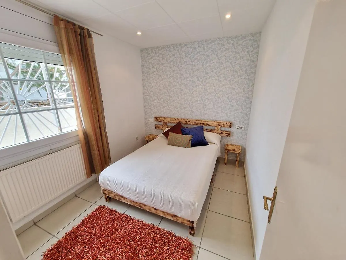 בית נופש אמפוריבראבה Villa Promenade Terrace